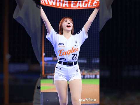 " 한화분들 가을 야구 준비하셔야죠? " 가을야구 머플러 응원 하지원 치어리더 손아섭 선수편