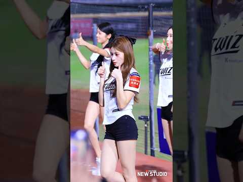 " 8인 단체 정면 아웃송은 처음이지? "