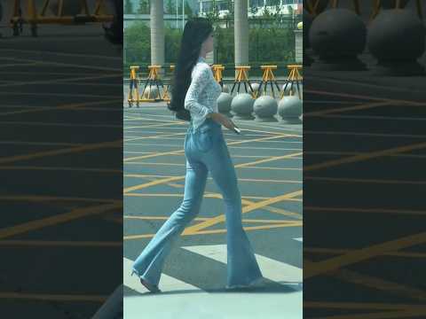 Asian Beauty | Silhouette Walk